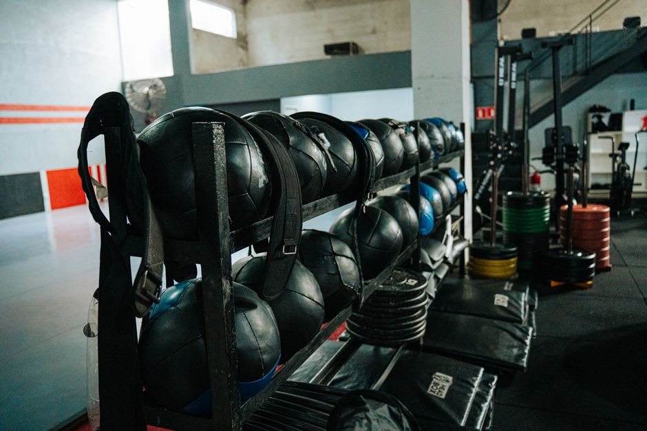 Pessoa treinando com kettlebell em ambiente de treinamento funcional de alta intensidade