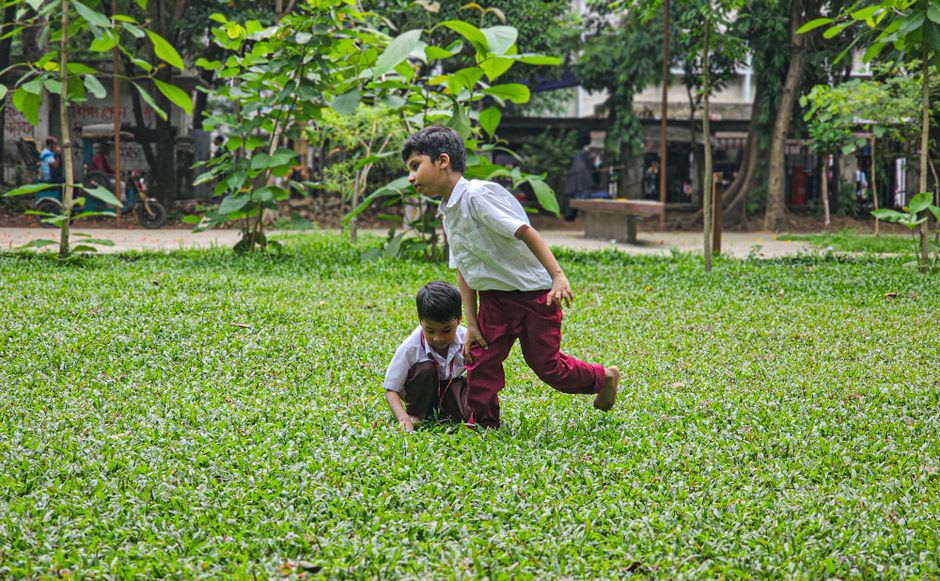 Crianças brincando ao ar livre em um parque, com energia e alegria