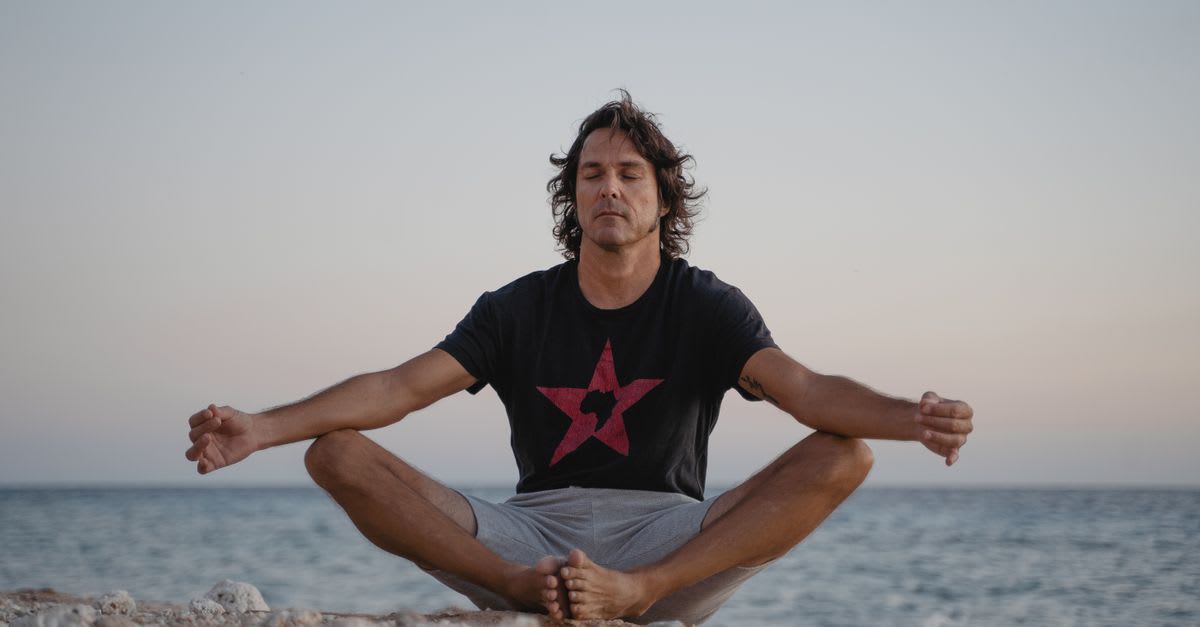 Pessoa meditando em ambiente tranquilo