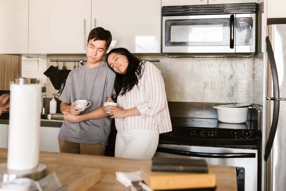 Homem cansado tomando café pela manhã na cozinha
