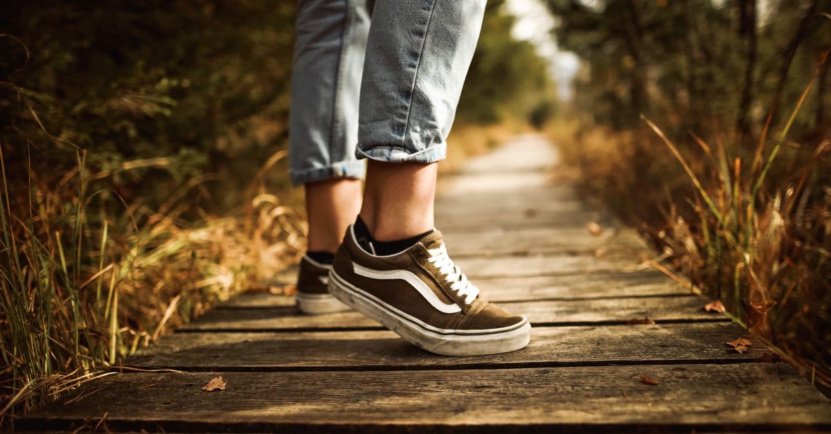 Pessoa caminhando em um caminho ao ar livre