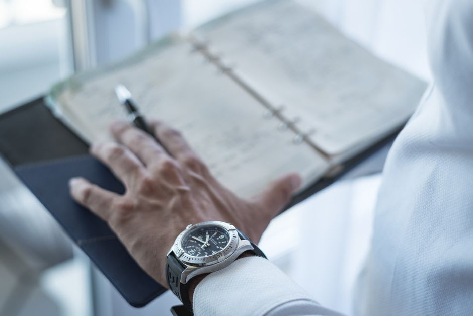 Homem consultando a agenda de treinos em uma academia