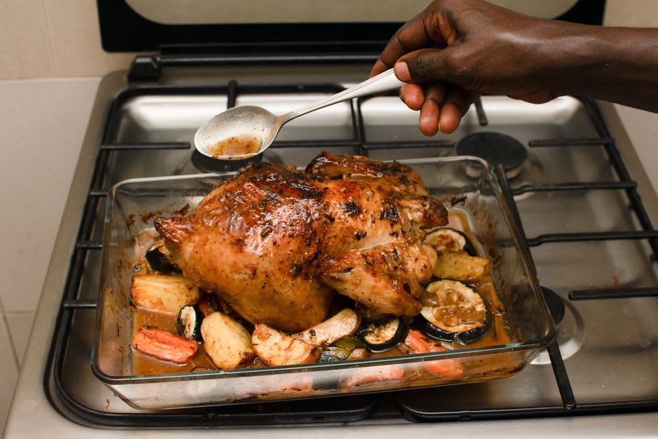 Frango assado com batata e cenoura na assadeira