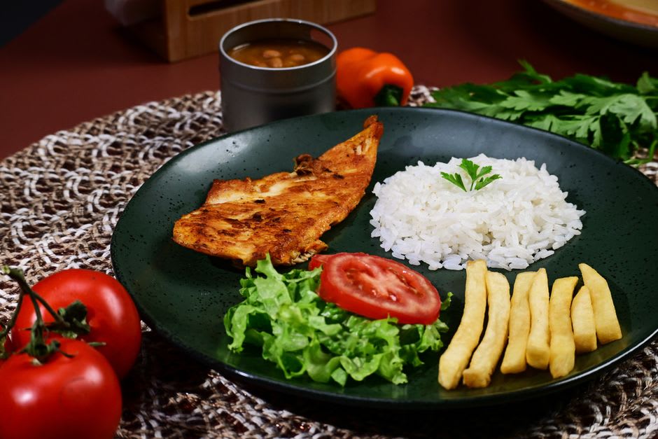 Frango grelhado com legumes e arroz integral