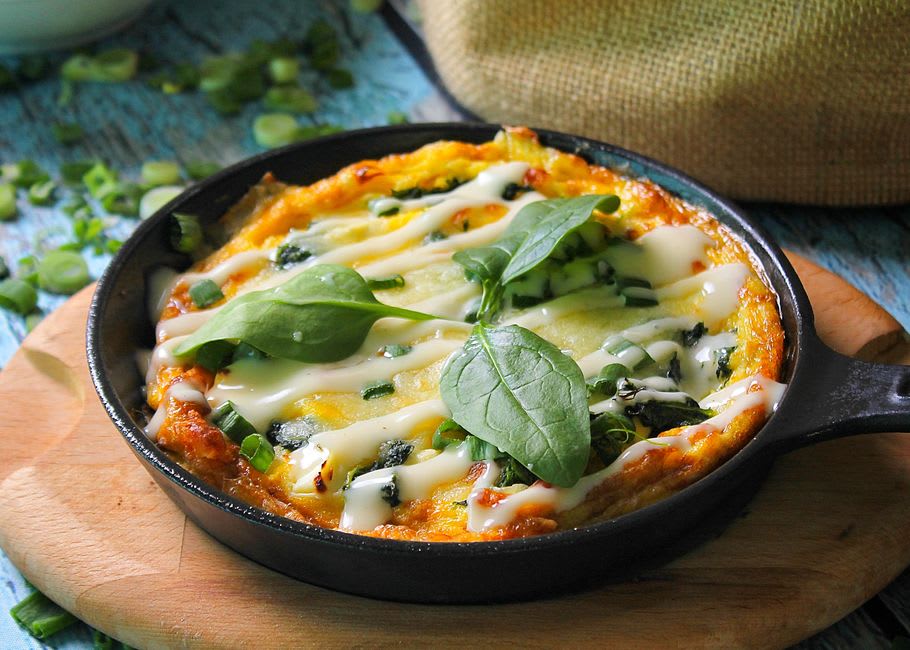 Omelete de forno com espinafre e tomate