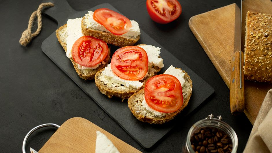 Pão integral com pasta de ricota e tomate