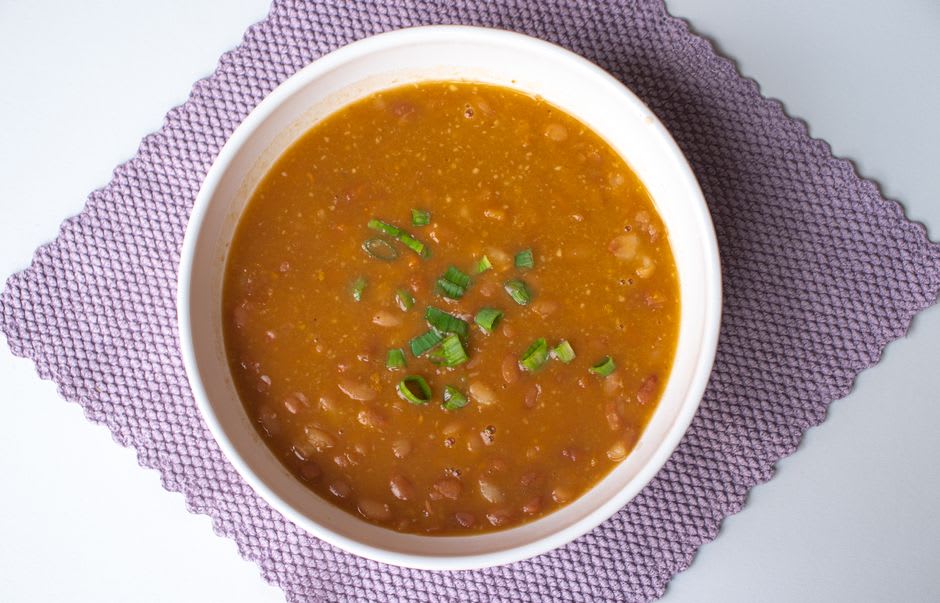 Sopa de feijão com legumes e macarrão