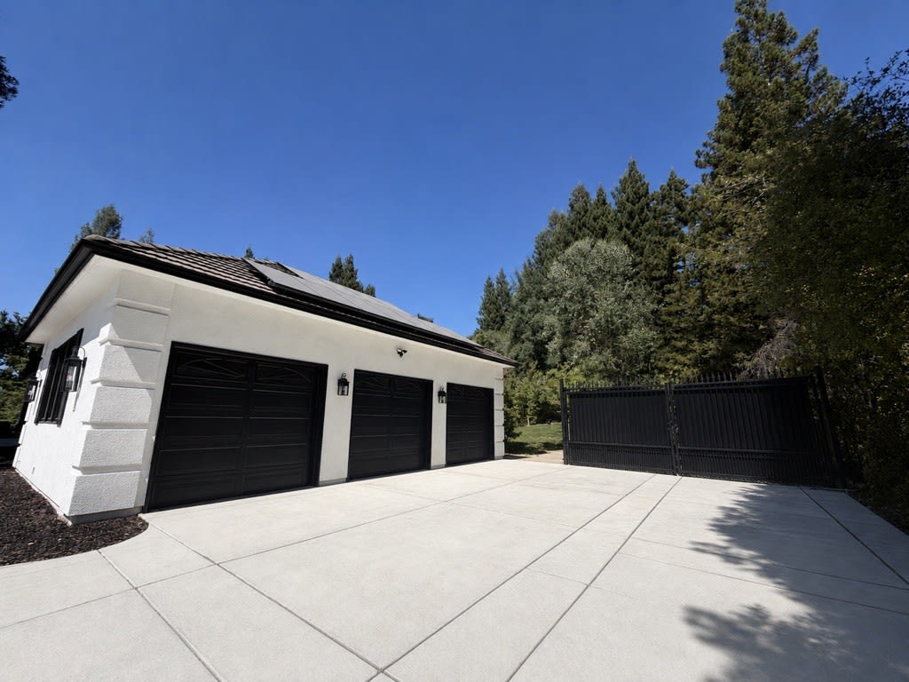 Garage & Motor Court, Placer Canyon estate