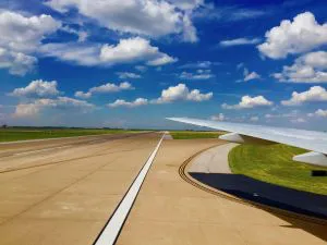 taxiing airplane tarmac horizon with sky