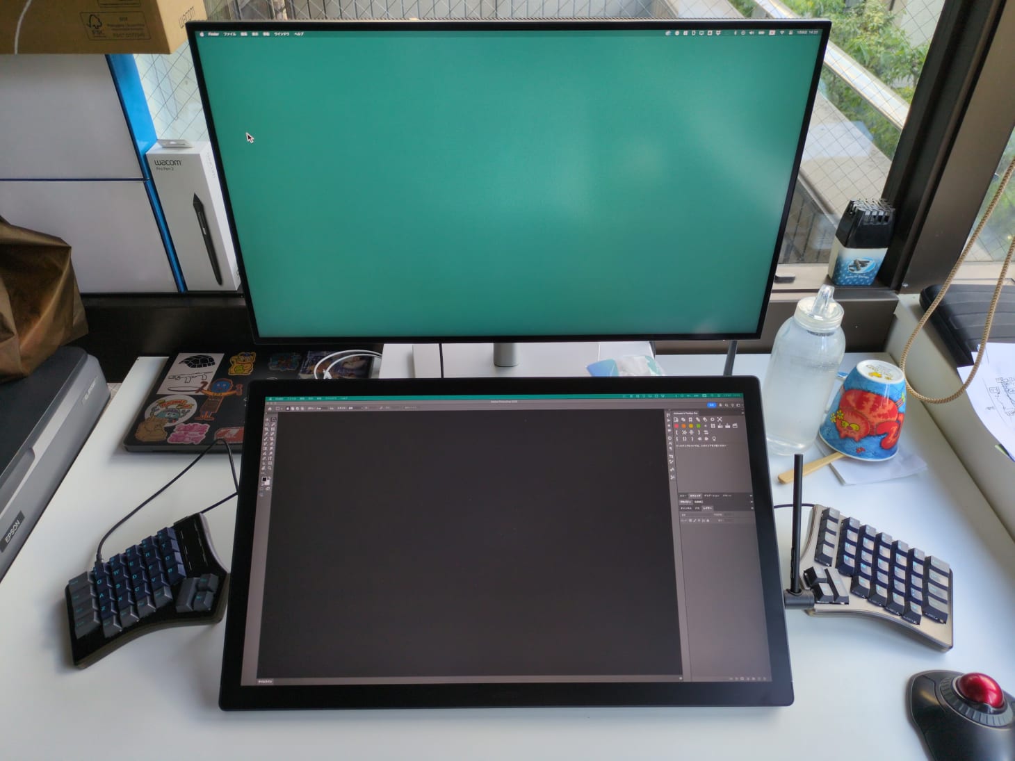 Wacom Cintiq 24とRGBKB Sol3とKensington Orbit Wirelessをセットアップした写真