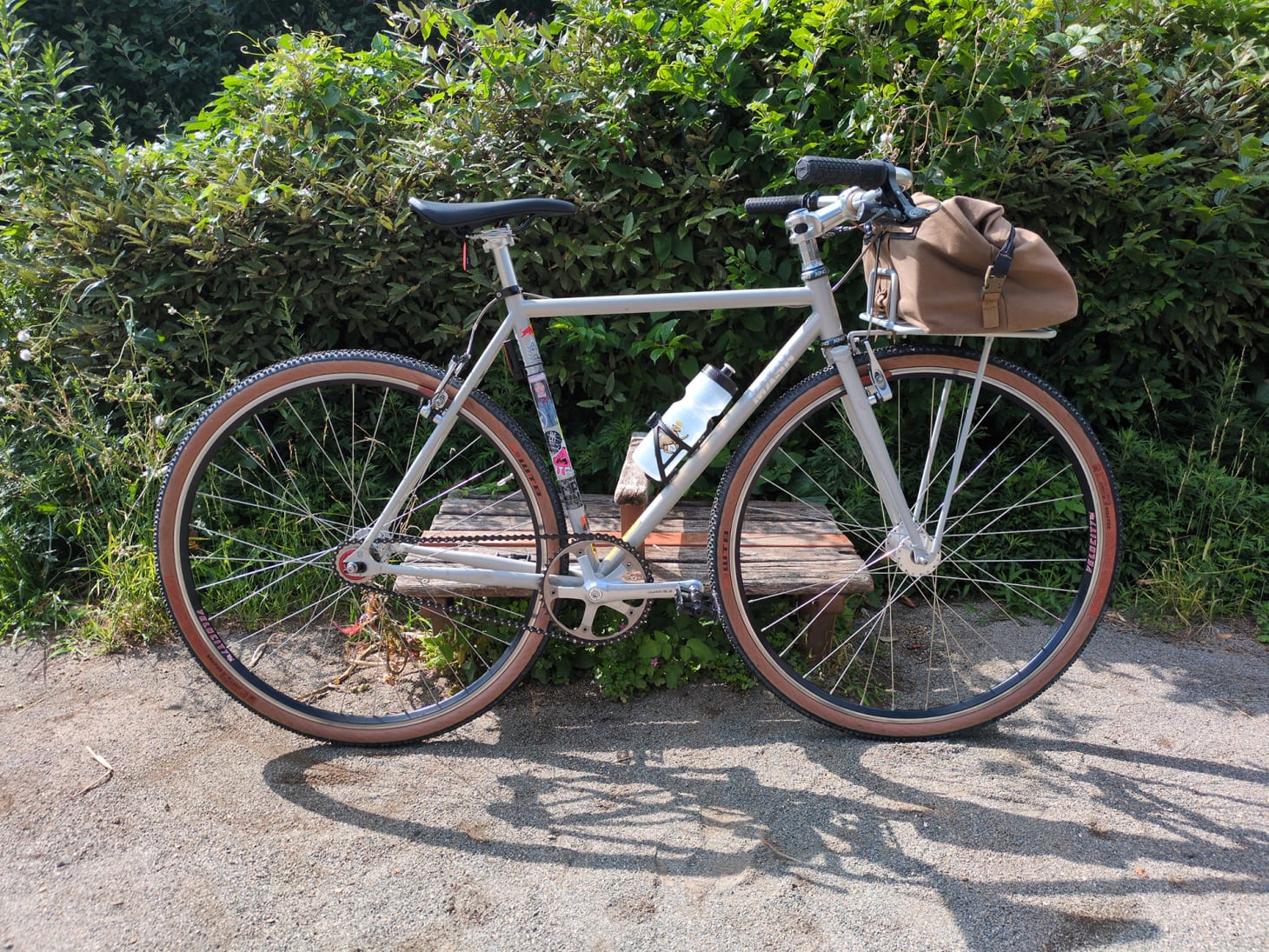 自転車の写真 シルバーのMASH SteelにハンドルはSimworksのJJJ Bar、タイヤはWTBのCross Bossなどに交換したもの