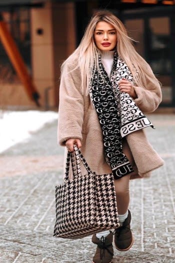 Hot Model Dazzy- Escort in Mumbai Photos 1 of 4