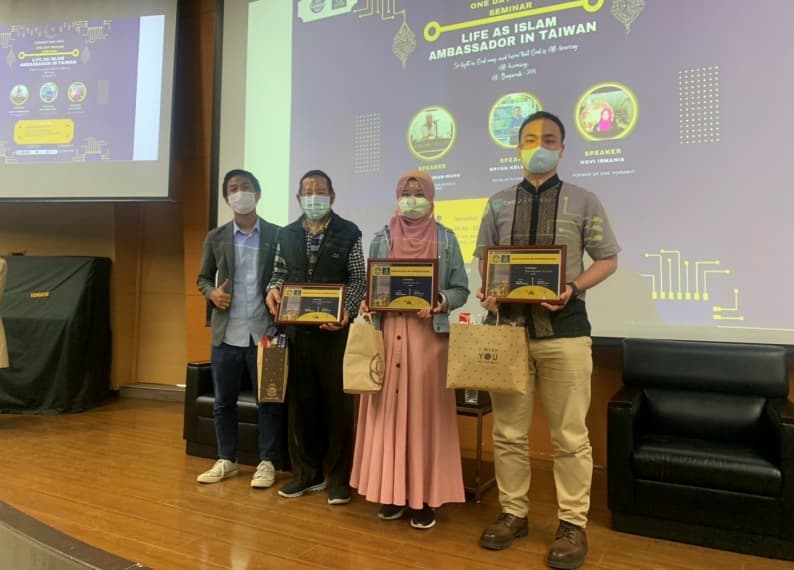 Picture 1. The moment when the FORMMIT General Secretary took a photo with the seminar speakers; From left to right: Brother Rakha Ramadhana, Imam Sulaiman-Wang, Mrs. Novi Irmania, and Mr. Bryan Kelvianto (Captured by FORMMIT/Richard Juliano)