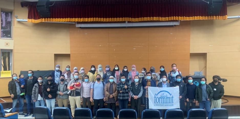 Picture 2. The moment when the photo is taken between the committee, participants, and the speaker of the seminar at the end of the event. (Captured by FORMMIT/Richard Juliano)