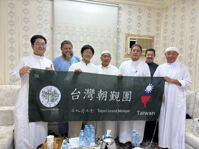 (台北清真寺朝覲團員在麥地納與當地熱情的沐家、馬家家族成員合影留念)