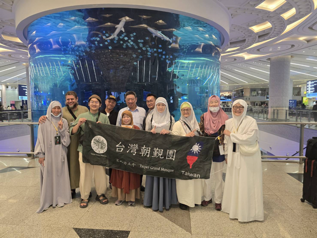 (中華民國駐沙烏地阿拉伯代表張治平熱情接待台北清真寺朝覲團)