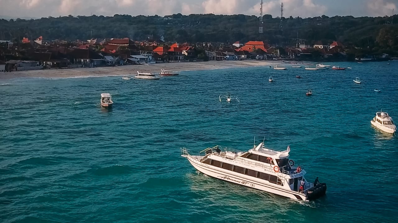 Arthamas Express Fast Boat docked at Jungut Batu in Lembongan