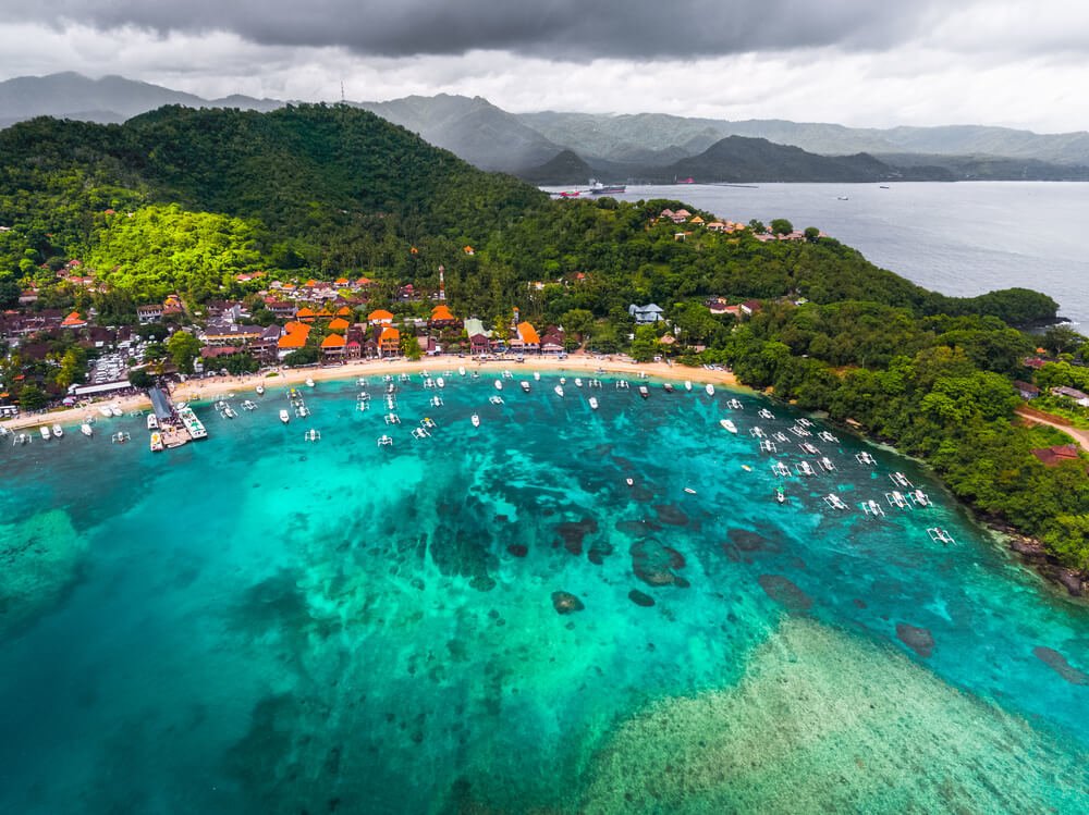 Schnellboote im Hafen von Padang Bai bereit zur Abfahrt zu den Gili-Inseln