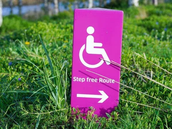 a sign showing the text 'step free route' and an arrow to the right
