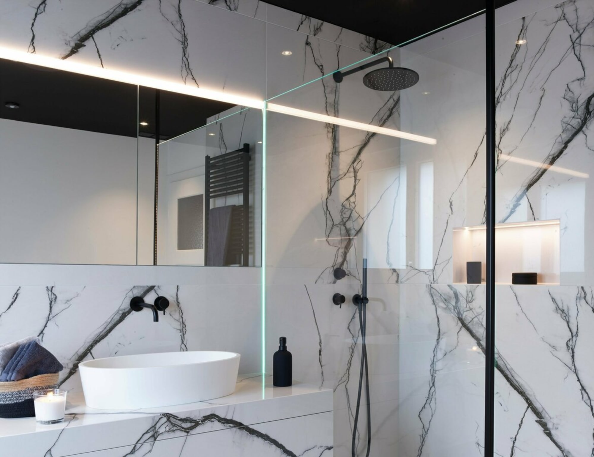 Badezimmer im Smart Home Showroom mit Loxone