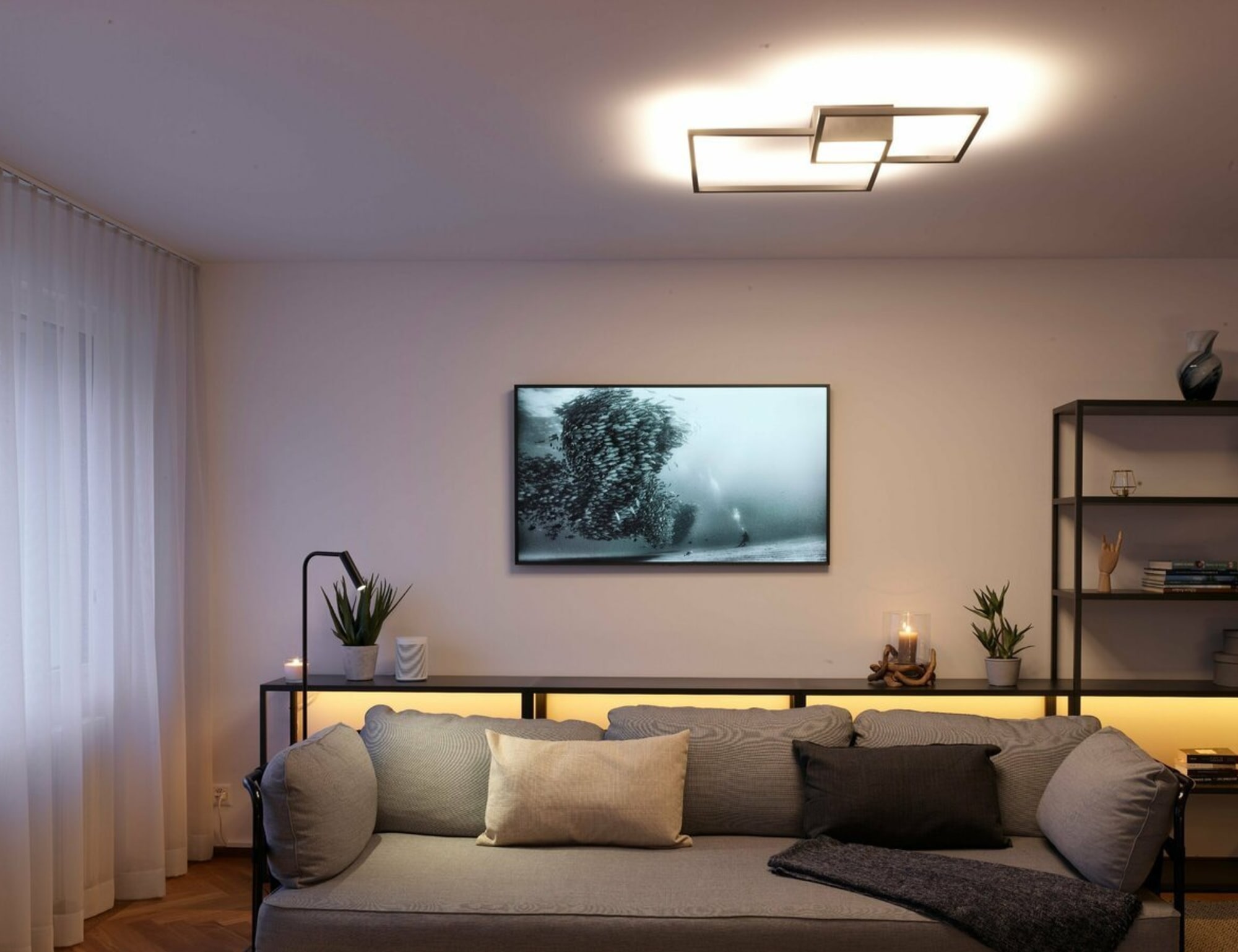 Wohnzimmer im Smart Home Showroom mit Loxone