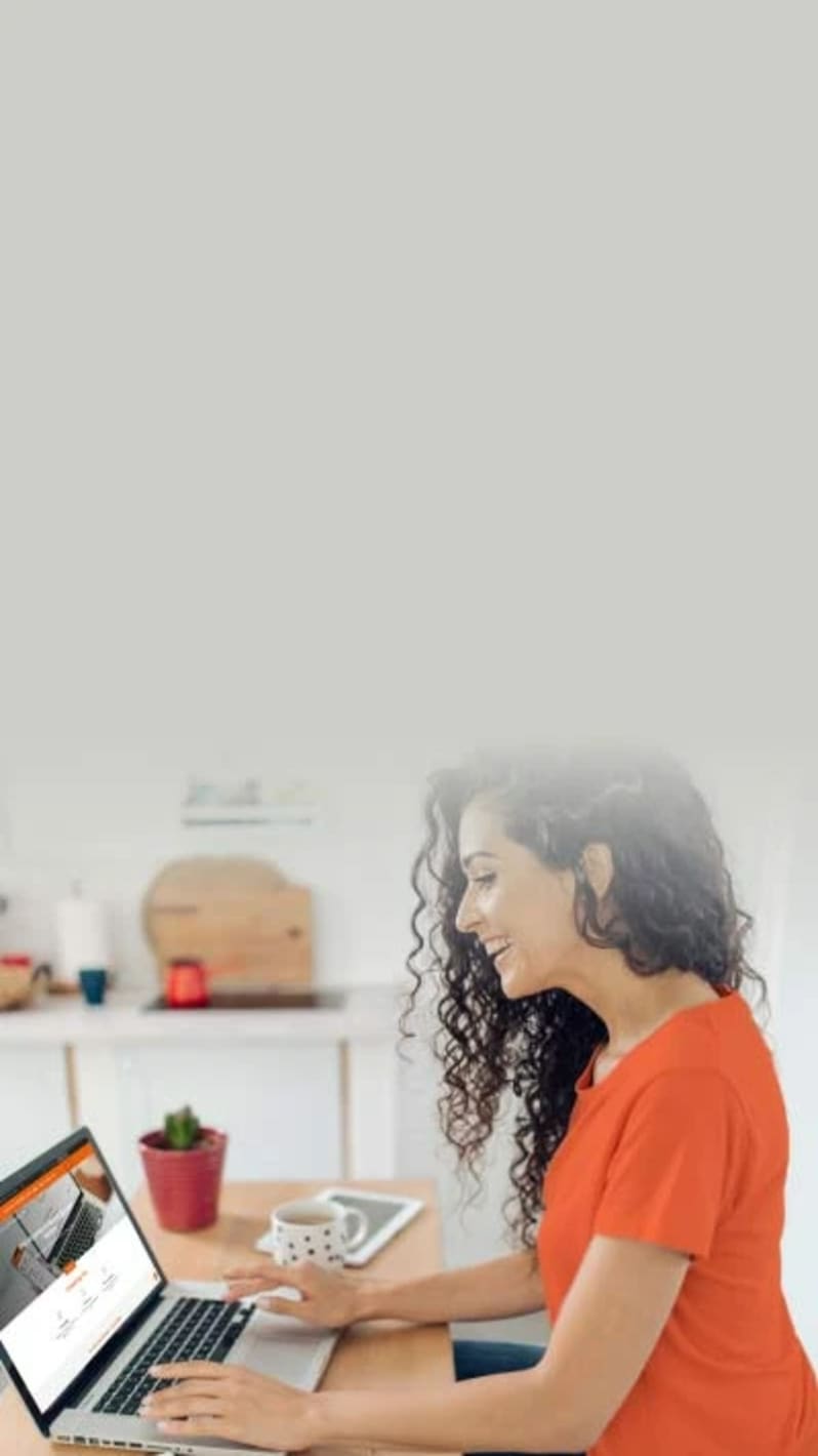 vajza me laptop duke kryer veprime bankare, intesa sanpaolo bank albania