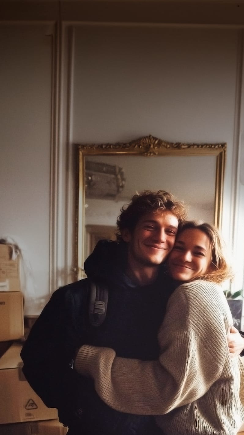 cuplu  format dintr-un barbat si o femeie, discutand despre proiectul unei case cu o femeie 