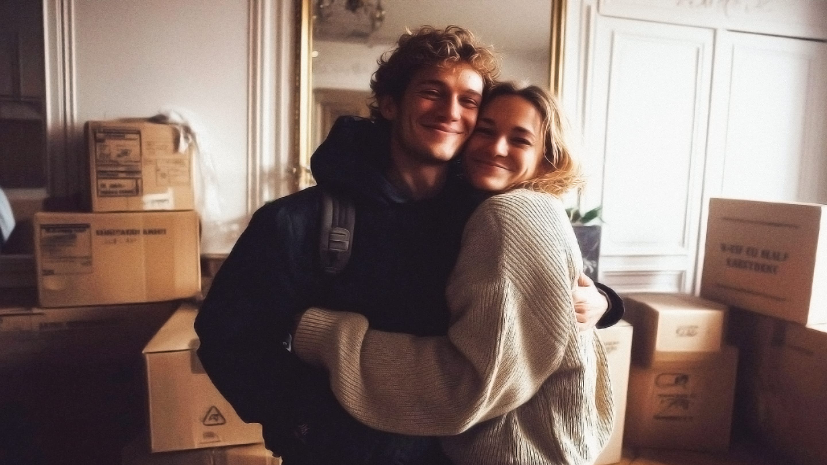 cuplu  format dintr-un barbat si o femeie, discutand despre proiectul unei case cu o femeie 