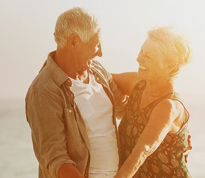 osebni račun upokojencev, moški sedi v naslanjaču v dnevni sobi 