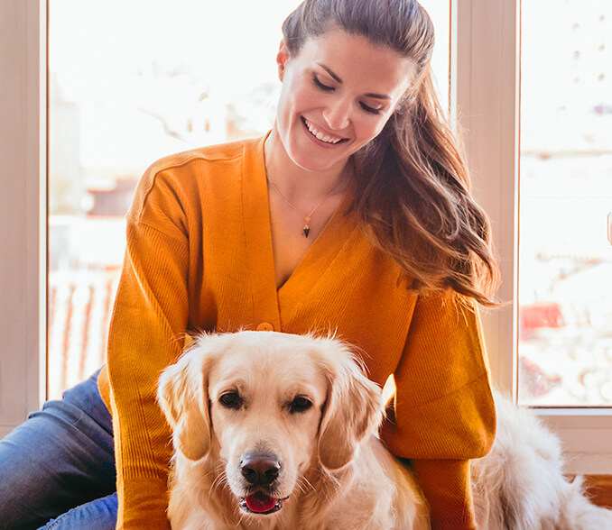 Dekle s psom v stanovanju