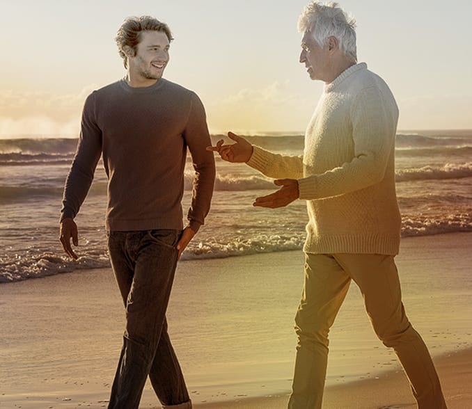 Oče in sin na obali se pogovarjata