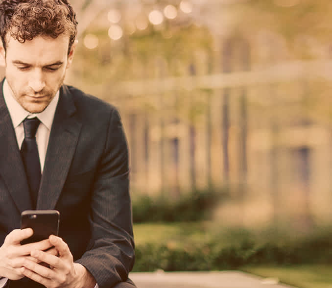 poslovnež s telefonom v parku
