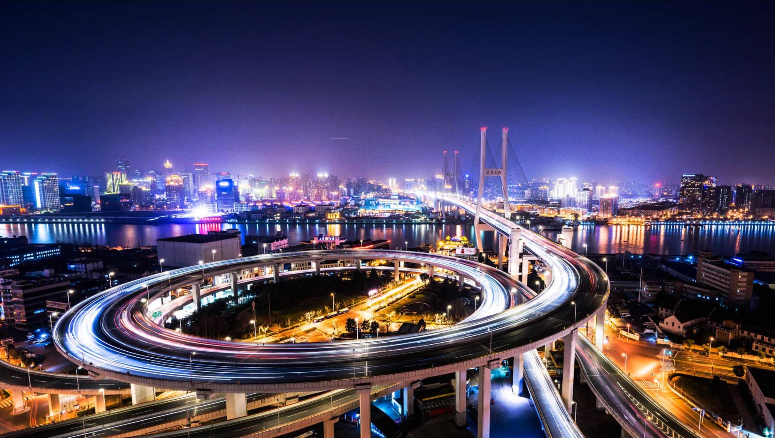 Poslovneža v sodobnem industrijskem obratu