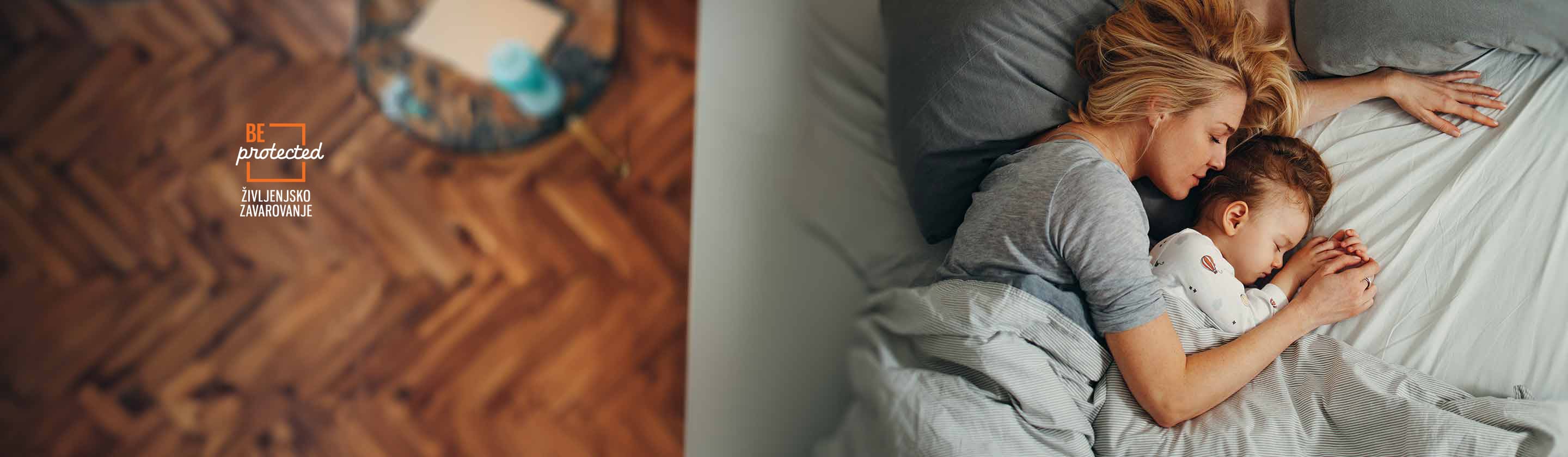 Slika prikazuje mamo in otroka, ki skupaj spita na postelji.