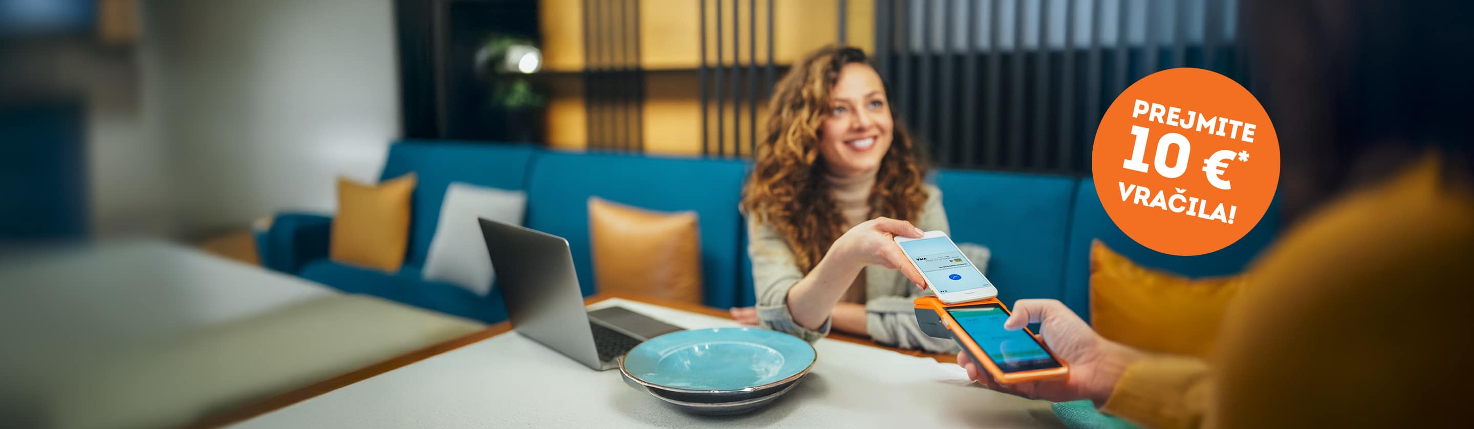 Na sliki je ženska, ki plačuje z debetno kartico Visa na mobilnem telefonu. Na sliki je tudi napis Prejmite 10 evrov vračila, pogoji za to pa so razloženi v nadaljevanju.