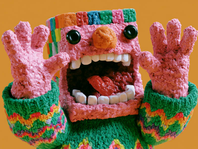Personaje de arcilla con cabeza de cubo rosa — variante del prompt para Midjourney v8