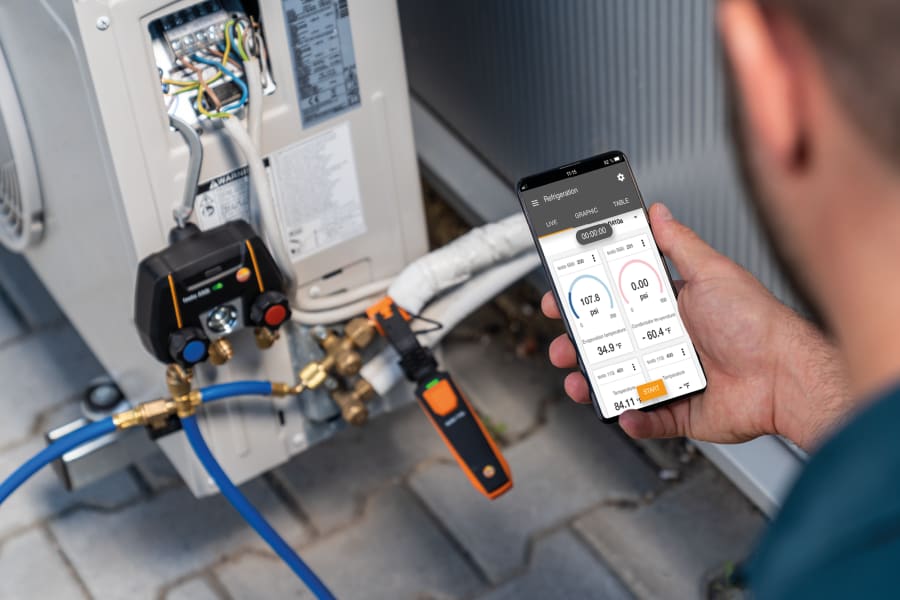Profissionais utilizando o Testo Smart App em campo