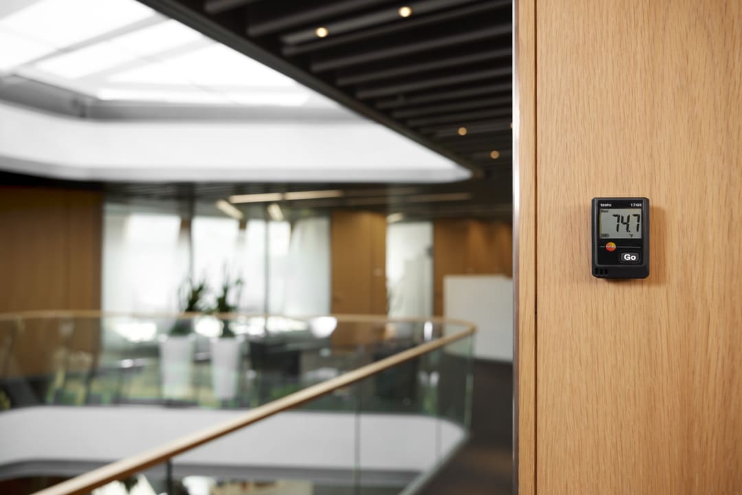 testo 174 H instalado monitorando o clima de um ambiente interno