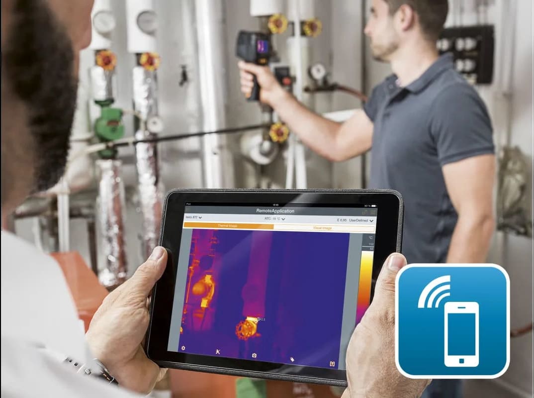 Tablet e smartphone conectados via WLAN ao termovisor testo 871 gerando relatórios