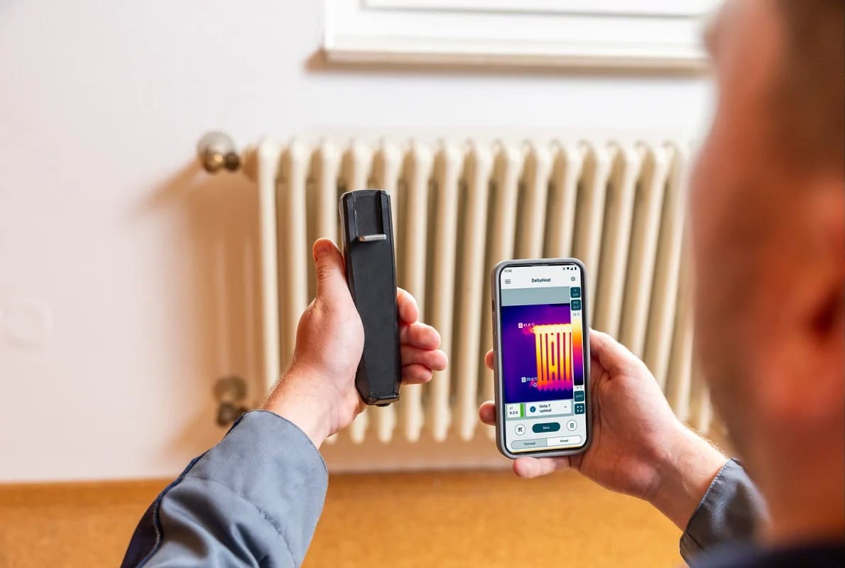 Termovisor compacto testo 860i conectado ao smartphone inspecionando radiador