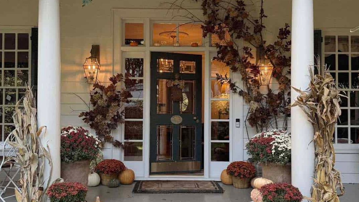 21 Cozy Outdoor Fall Decor Ideas - fall outdoor decor