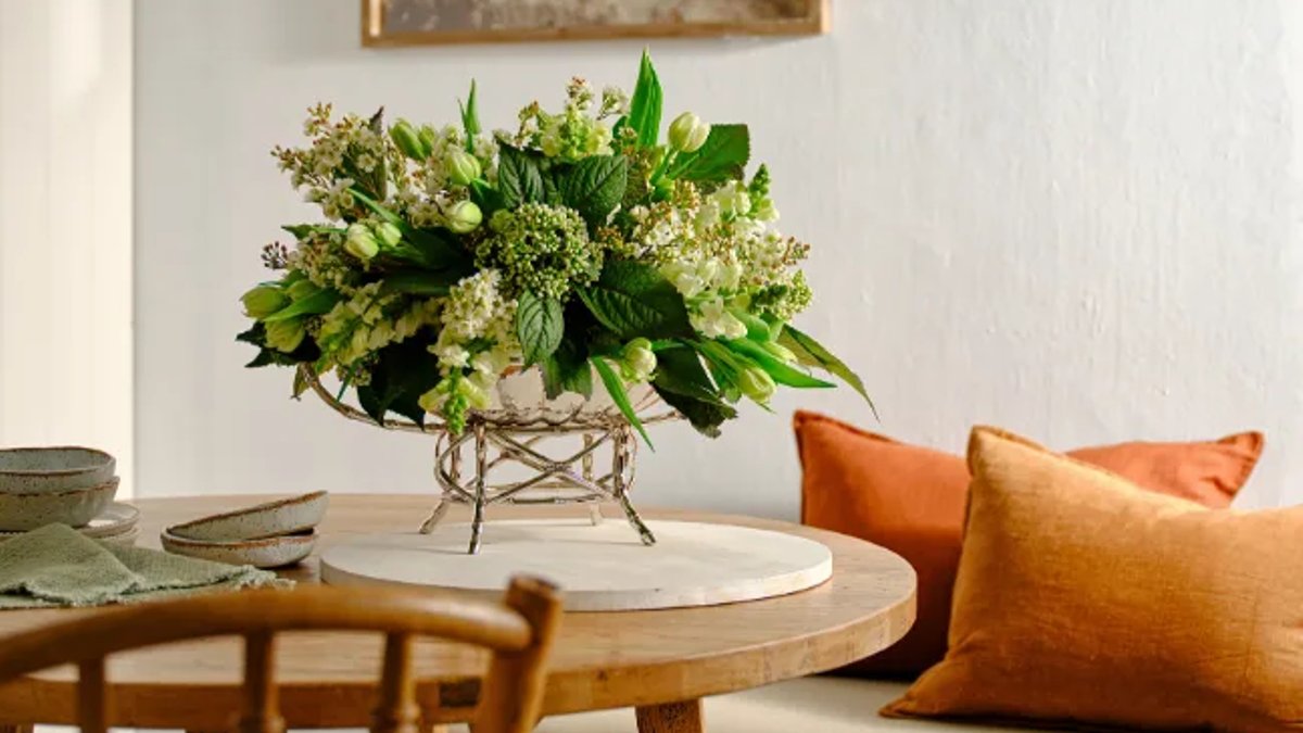 5 Easy Hacks to Make Flowers Look Luxurious - luxury flower display