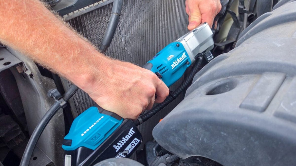Makita 18V Right-Angle Impact Wrench Gets Strong Review - makita impact wrench