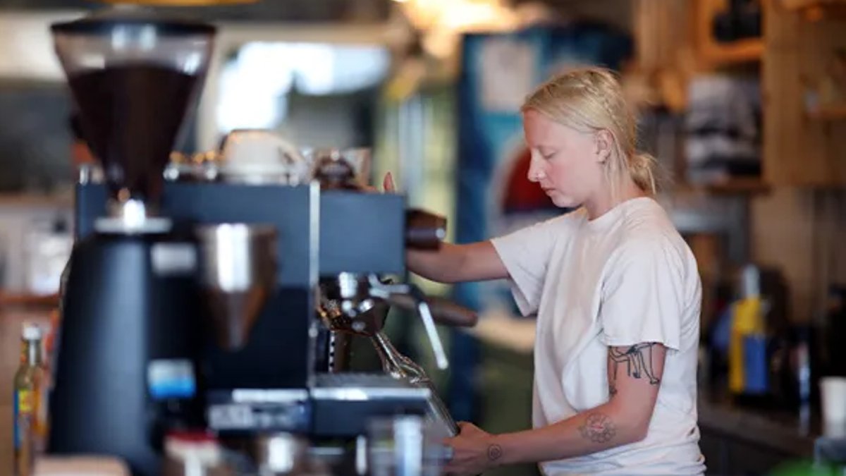 Labor market beats expectations in August Labor market beats expectations in August - labor market