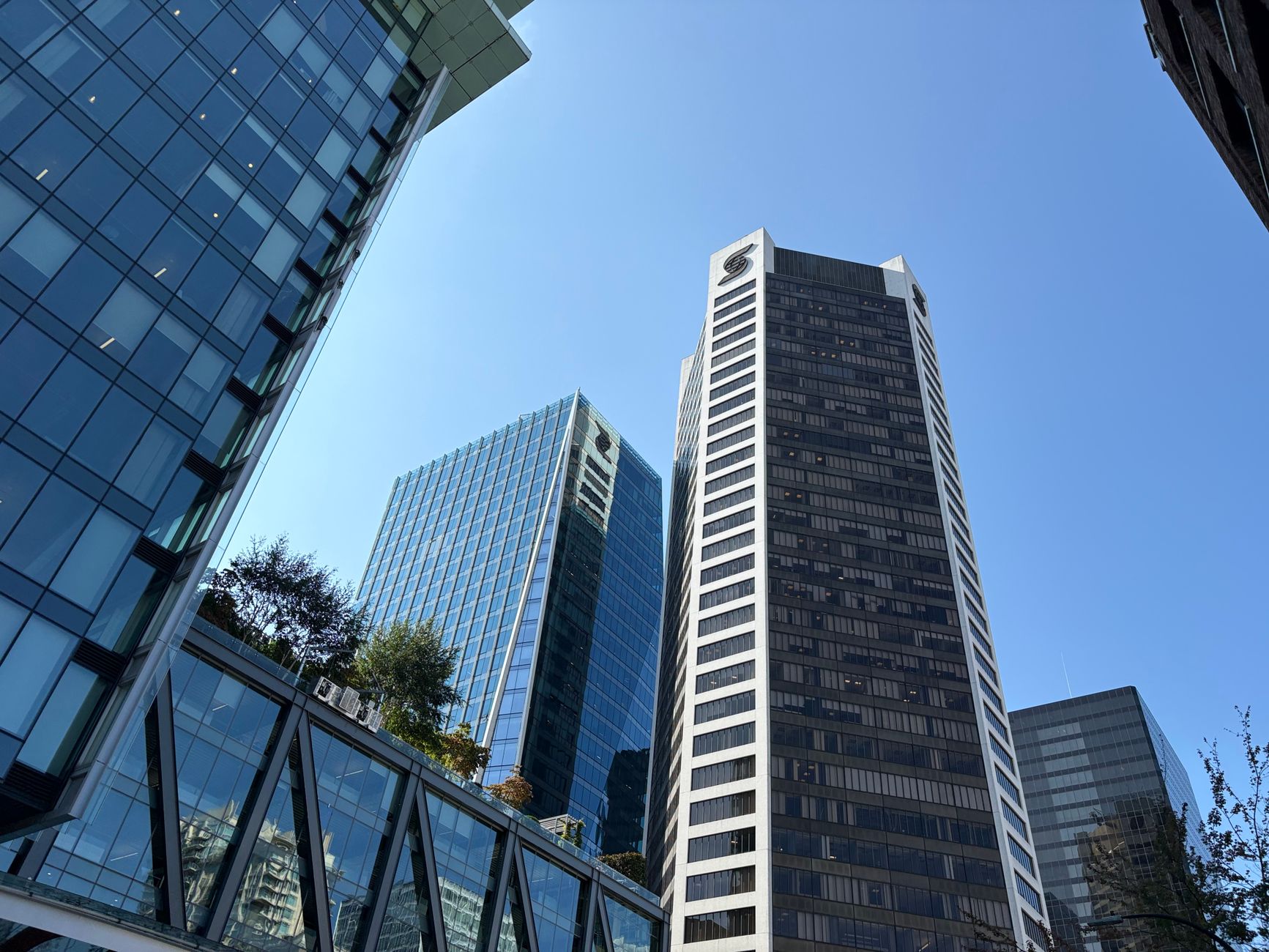 Macquarie boss to step down