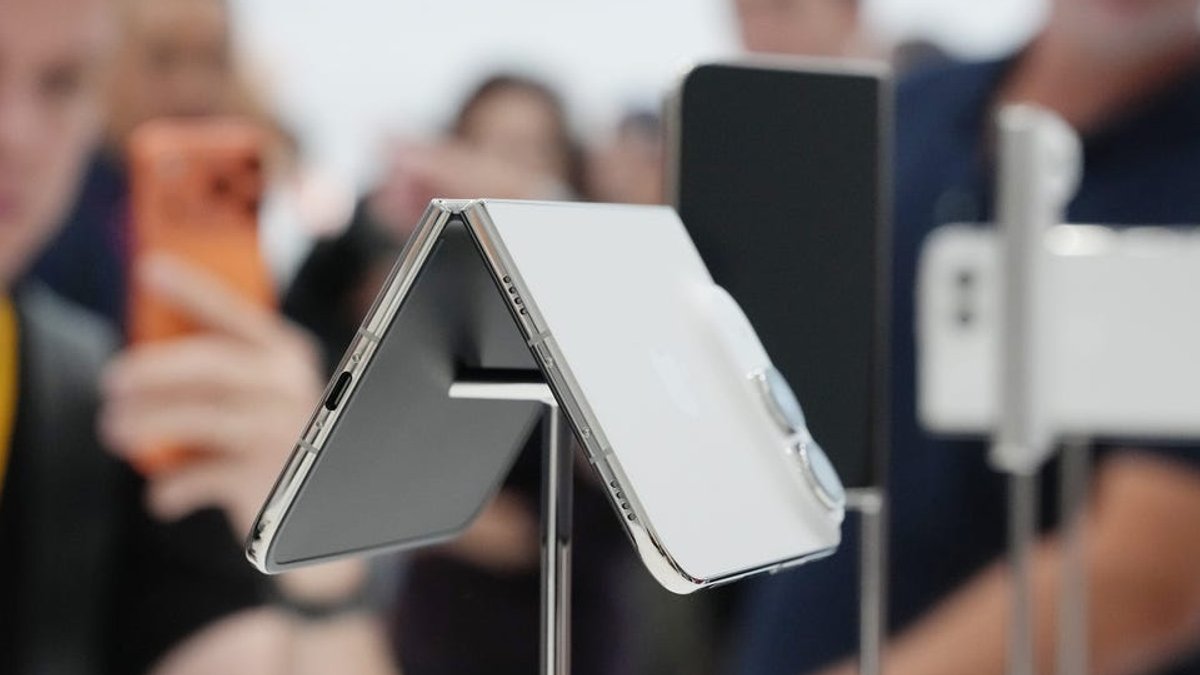Apple bets on foldable phone success - foldable phone