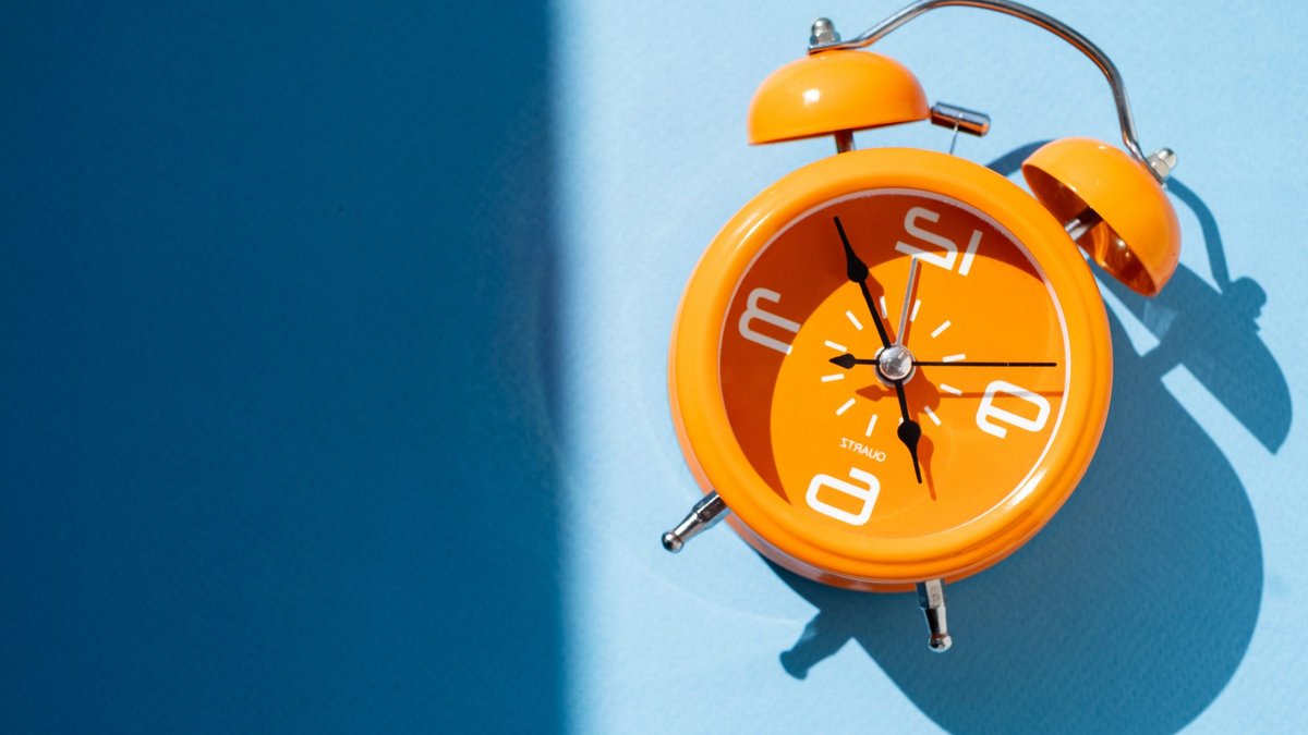 Boardroom Teams Tackle Crisis as Alarm Sounds Boardroom Teams Tackle Crisis as Alarm Sounds - boardroom crisis