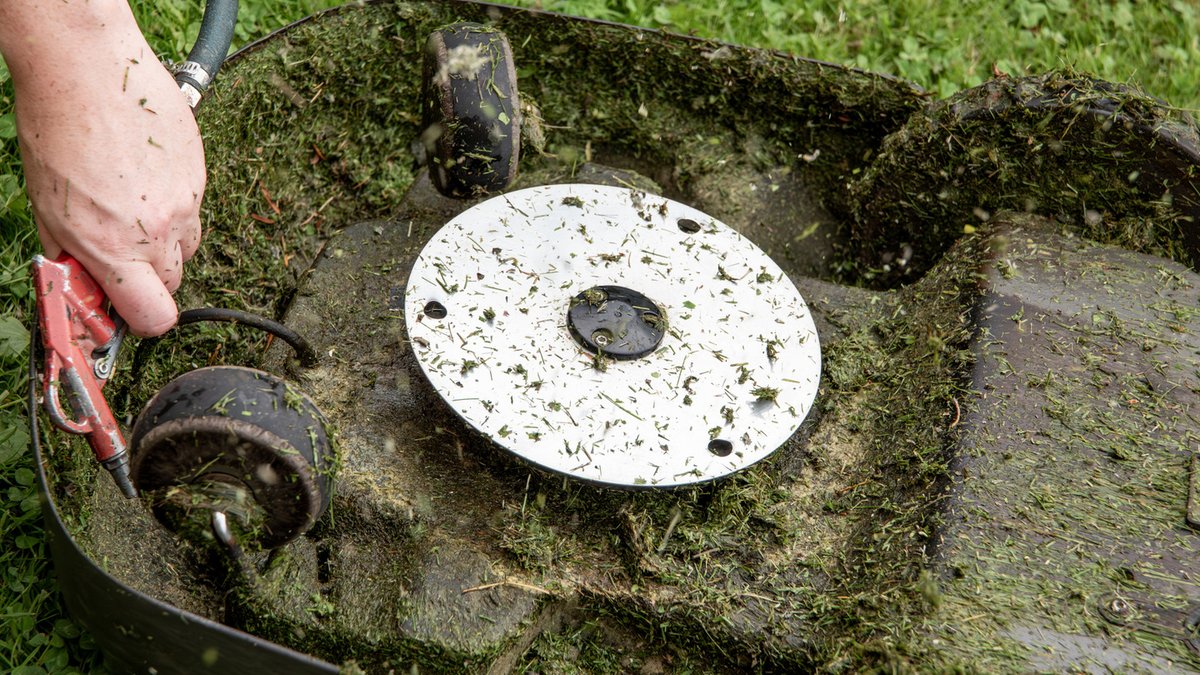 New Hack Prevents Grass Build-up on Mowers New Hack Prevents Grass Build-up on Mowers - grass buildup