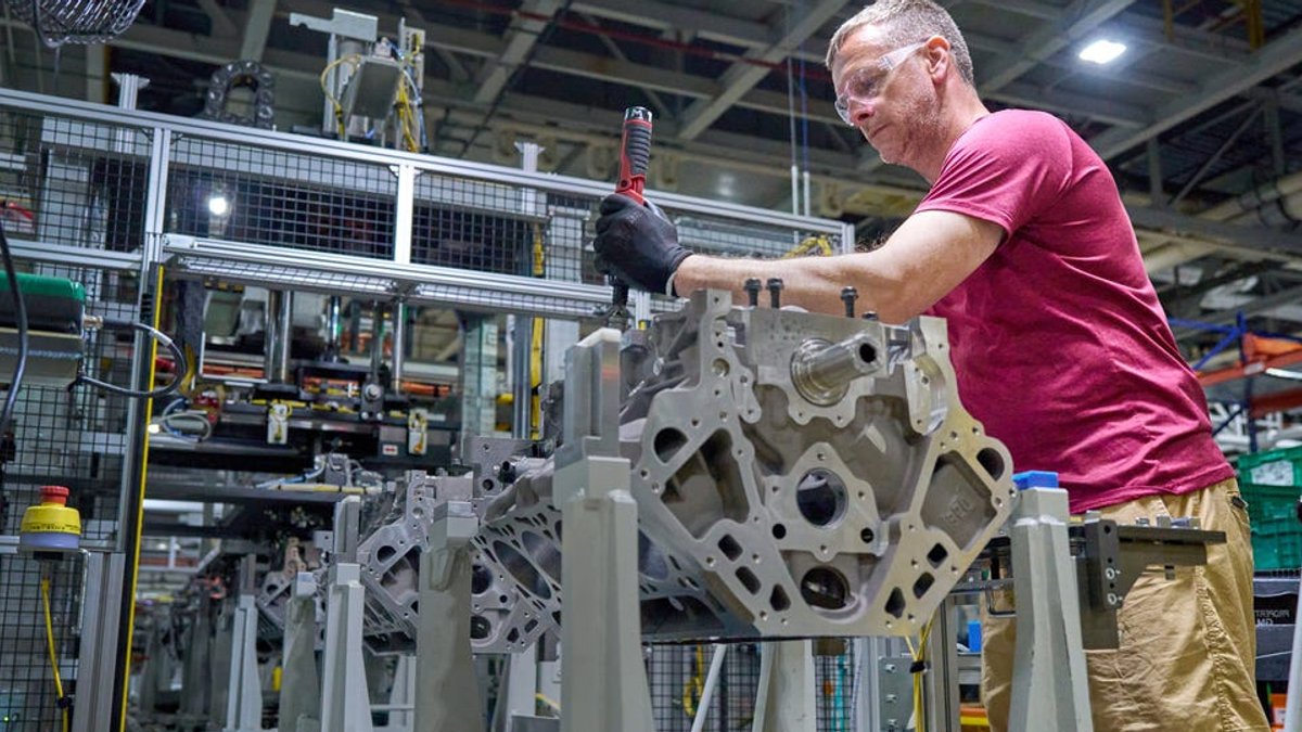 GM reveals power specs for new V-8 pickups - reveals power