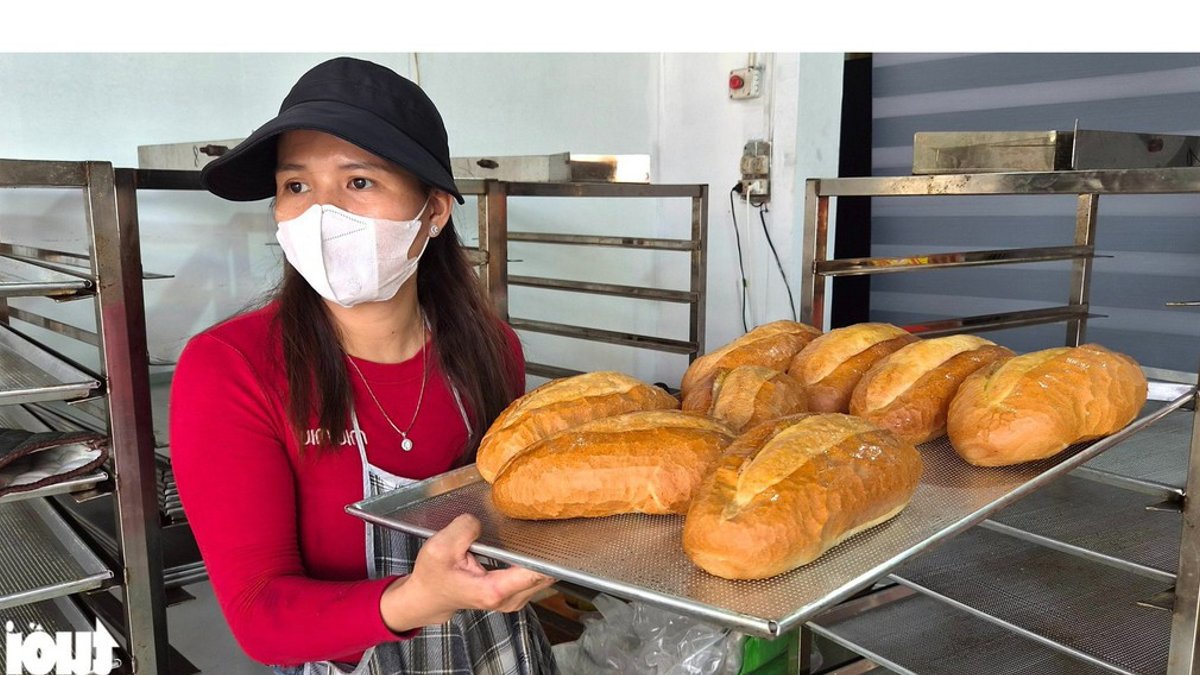 Hue’s Banh Mi Shop Draws Crowds Despite Order Limits Hue’s Banh Mi Shop Draws Crowds Despite Order Limits - banh mi